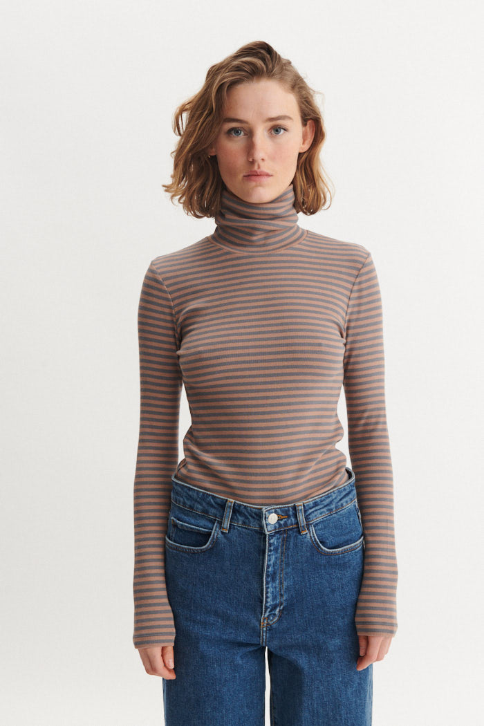 Basic Apparel Ludmilla High-neck T-shirts 836 Portabella / poppy seed